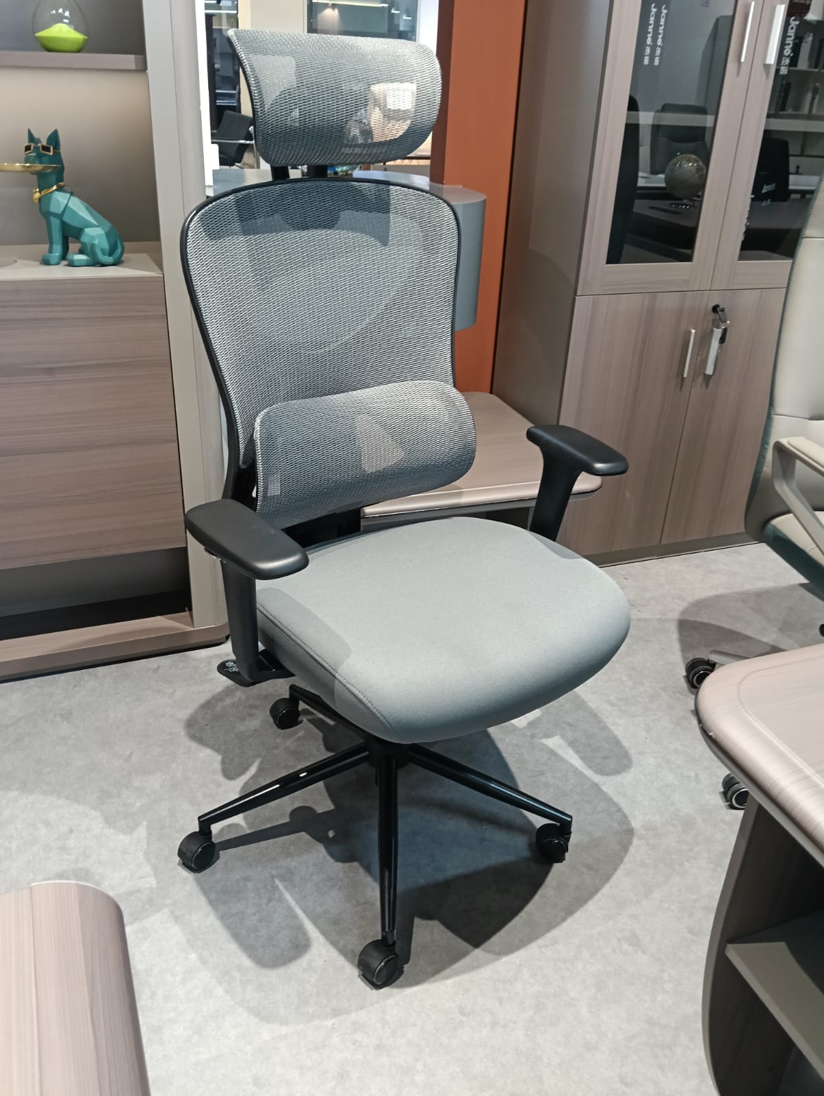 OFFICE CHAIR
