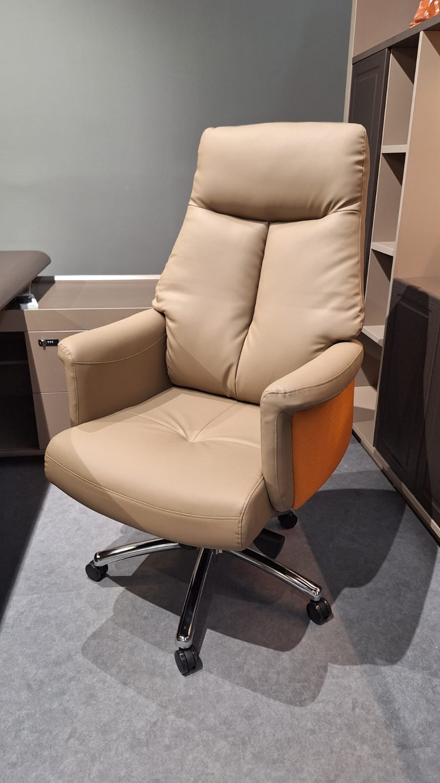 OFFICE CHAIR