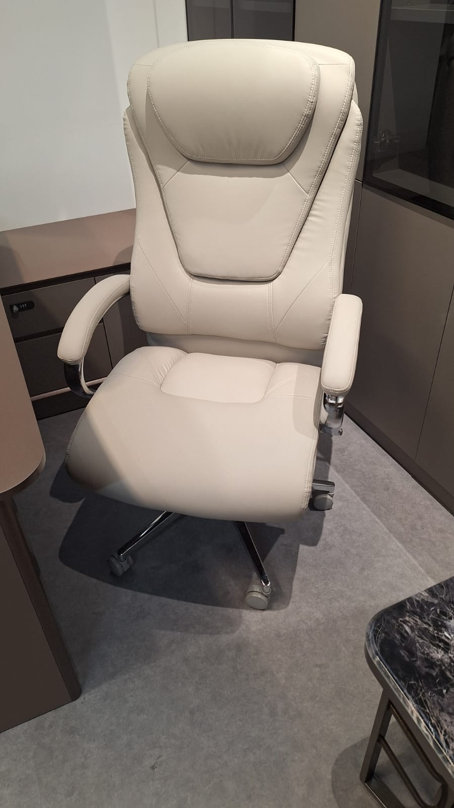 OFFICE CHAIR